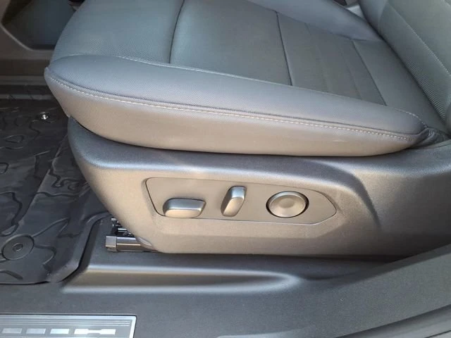 2025 GMC Hummer EV - Image 9 of 12