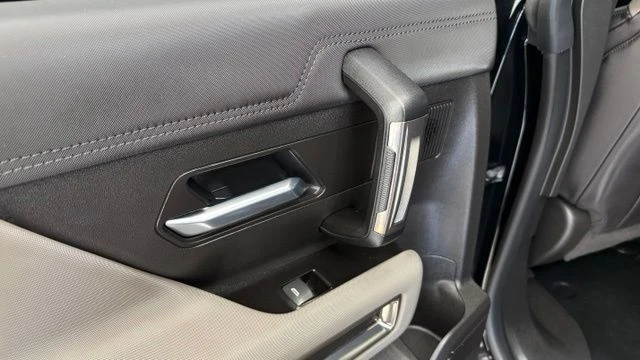 2025 GMC Hummer EV - Image 18 of 20