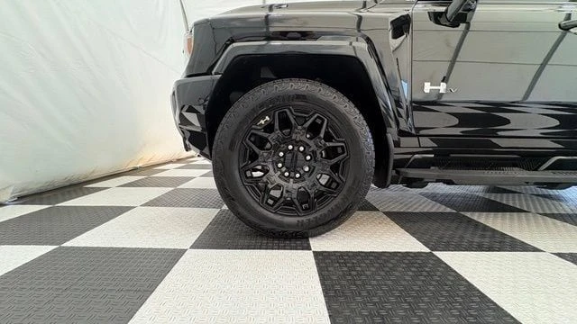 2025 GMC Hummer EV - Image 10 of 20