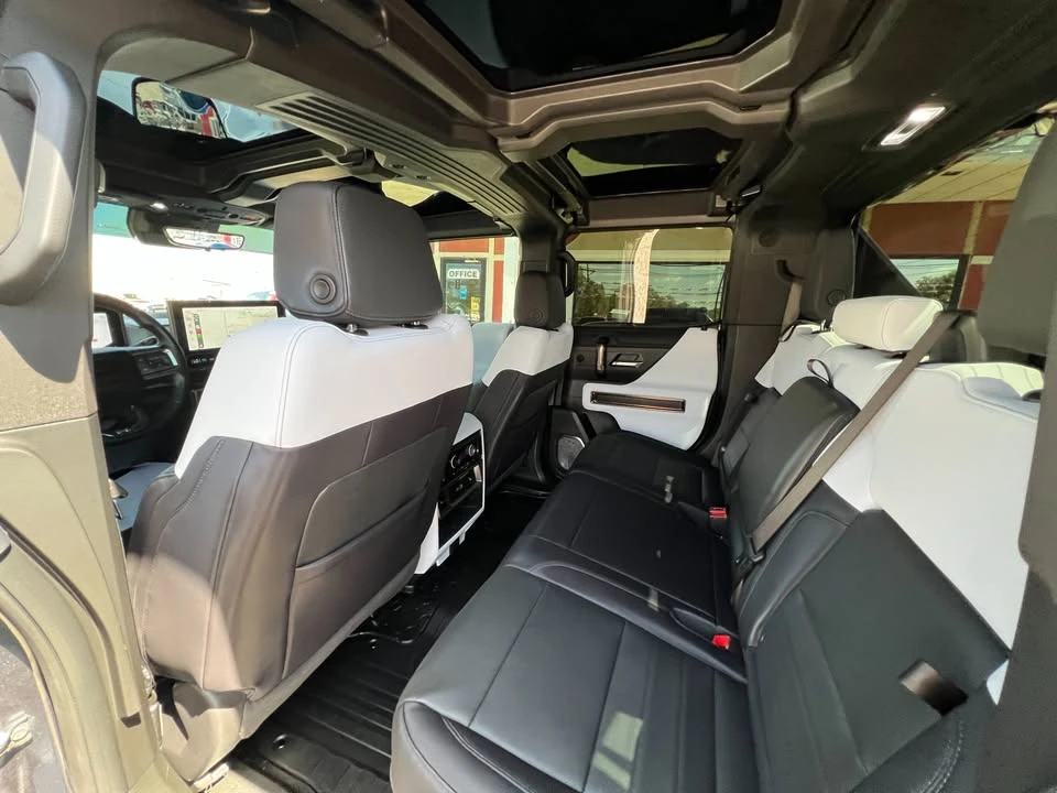 2025 GMC Hummer EV - Image 15 of 20