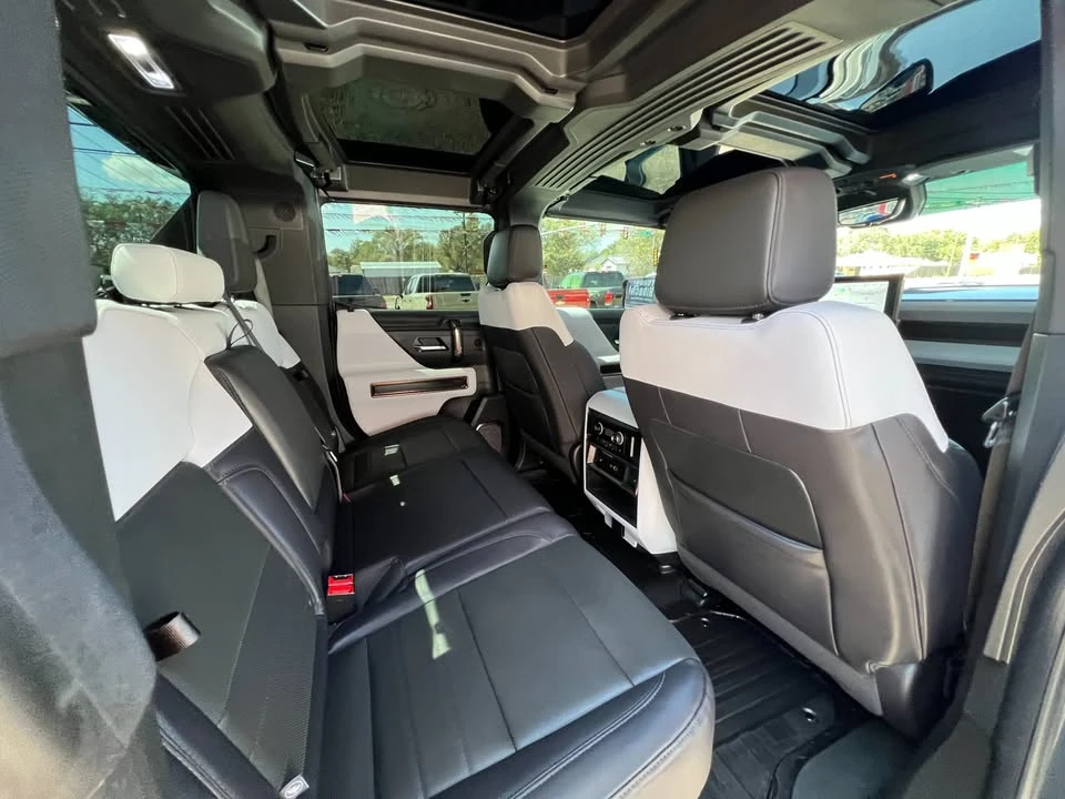 2025 GMC Hummer EV - Image 19 of 20