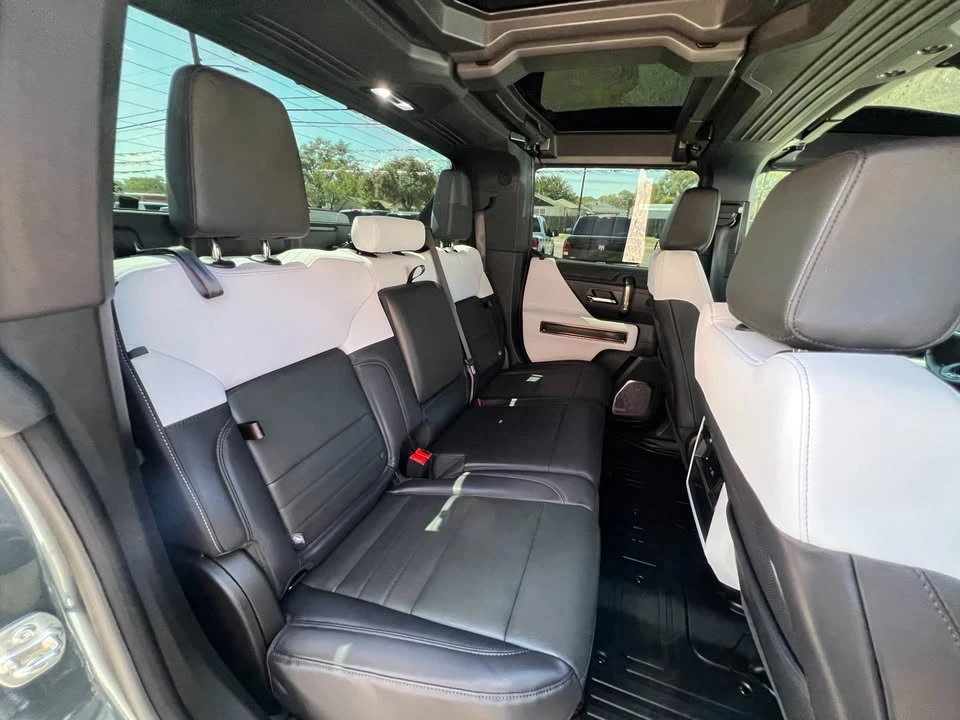 2025 GMC Hummer EV - Image 18 of 20