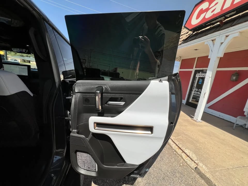 2025 GMC Hummer EV - Image 17 of 20