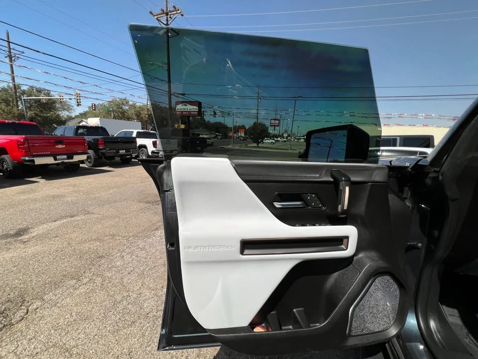 2025 GMC Hummer EV - Image 9 of 20