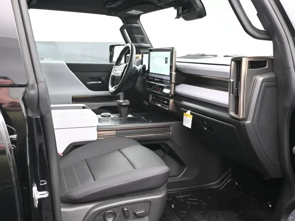 2025 GMC Hummer EV - Image 10 of 19