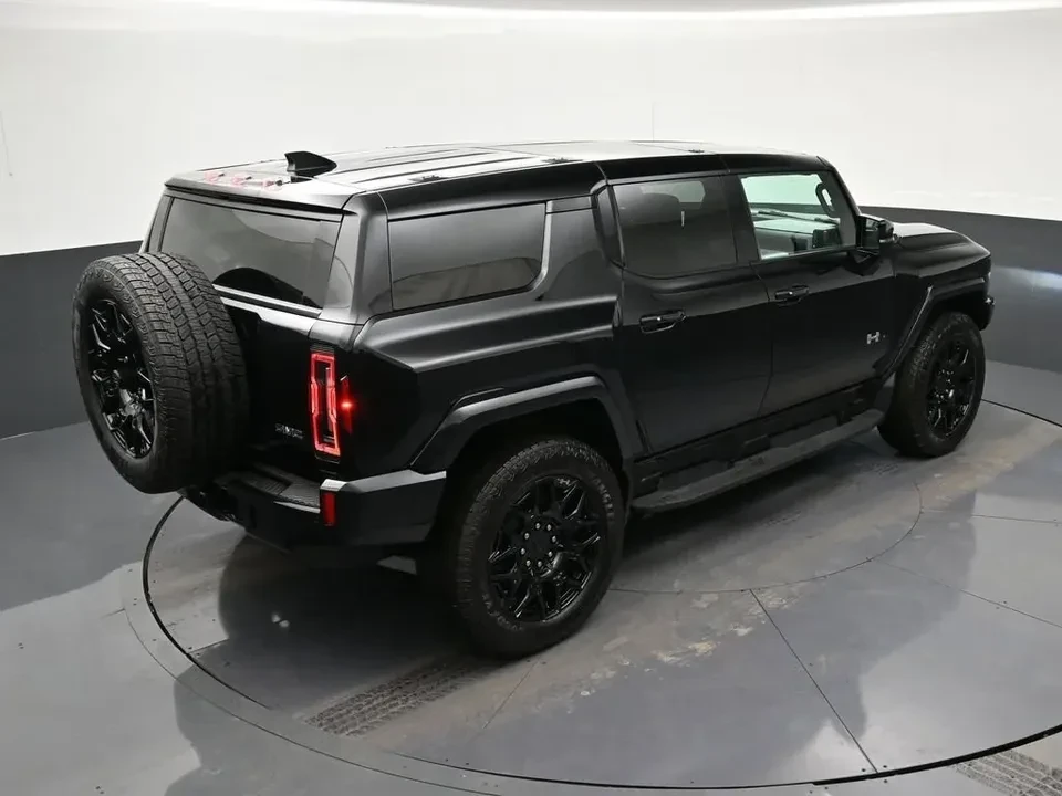 2025 GMC Hummer EV - Image 18 of 19