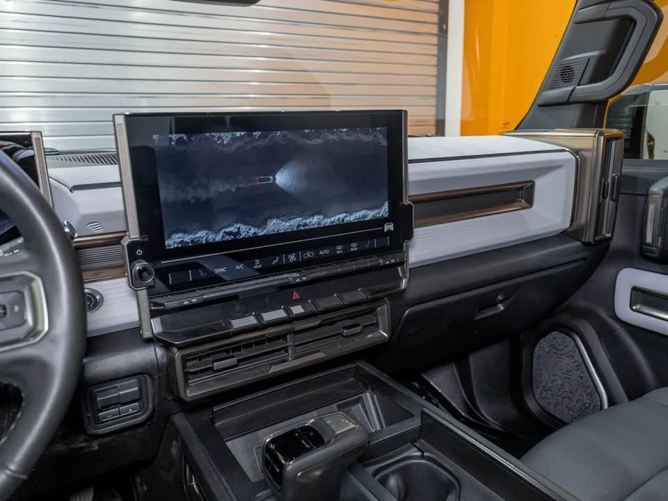 2025 GMC Hummer EV - Image 19 of 20