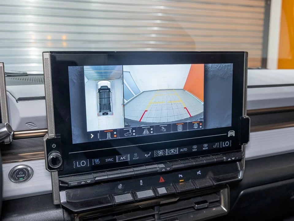 2025 GMC Hummer EV - Image 18 of 20