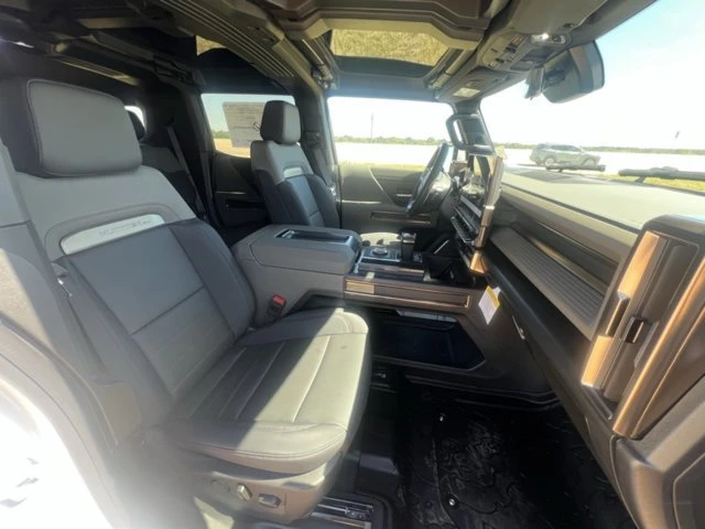 2025 GMC Hummer EV - Image 18 of 20