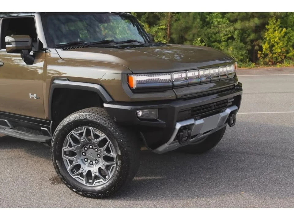 2025 GMC Hummer EV - Image 9 of 20