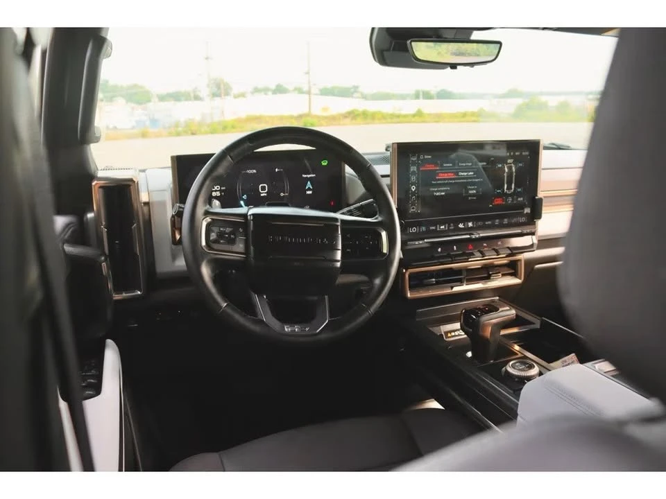 2025 GMC Hummer EV - Image 15 of 20