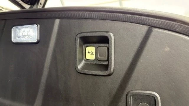 2025 GMC Hummer EV - Image 12 of 20
