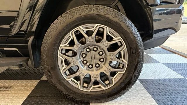 2025 GMC Hummer EV - Image 14 of 20
