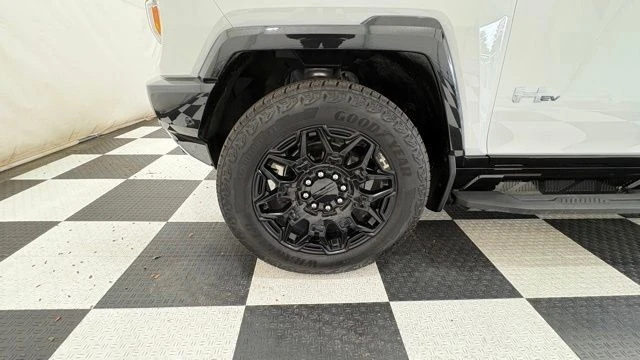 2025 GMC Hummer EV - Image 13 of 20