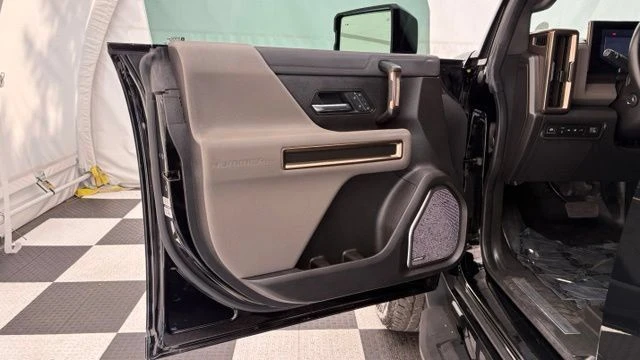 2025 GMC Hummer EV - Image 17 of 20