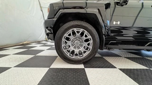 2025 GMC Hummer EV - Image 13 of 20