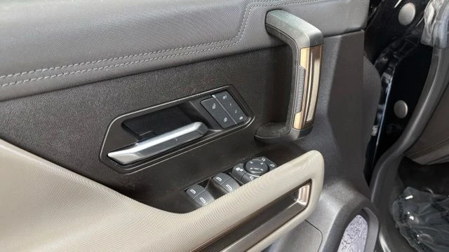 2025 GMC Hummer EV - Image 18 of 20