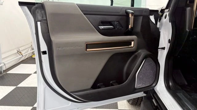 2025 GMC Hummer EV - Image 17 of 20