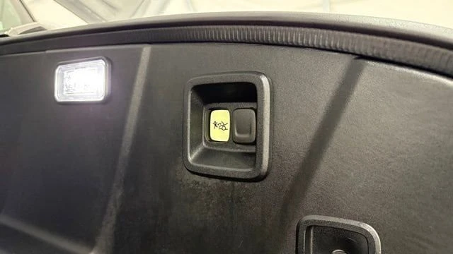 2025 GMC Hummer EV - Image 12 of 20