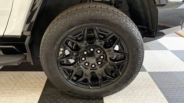 2025 GMC Hummer EV - Image 14 of 20
