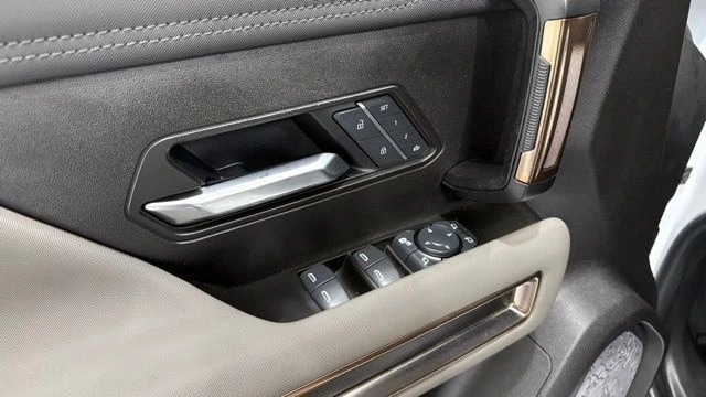 2025 GMC Hummer EV - Image 18 of 20