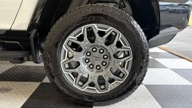 2025 GMC Hummer EV - Image 15 of 20