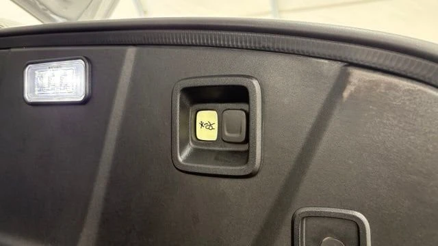 2025 GMC Hummer EV - Image 12 of 20