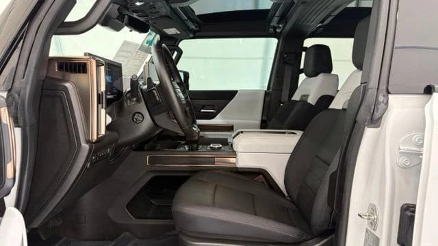 2025 GMC Hummer EV - Image 14 of 20