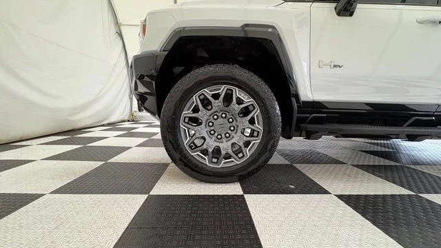2025 GMC Hummer EV - Image 13 of 20