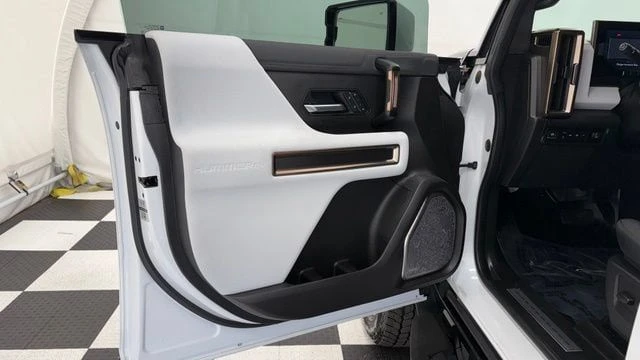 2025 GMC Hummer EV - Image 17 of 20
