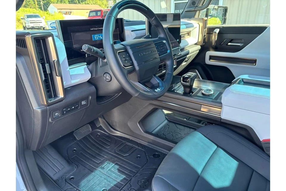 2025 GMC Hummer EV - Image 18 of 20