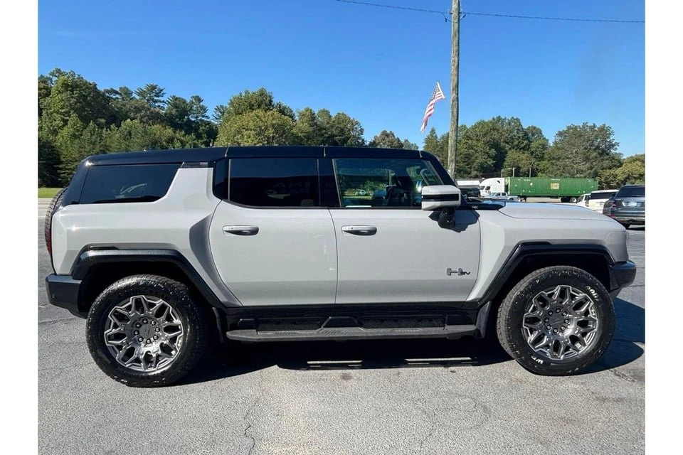 2025 GMC Hummer EV - Image 8 of 20