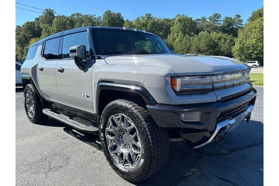 2025 GMC Hummer EV - Image 9 of 20