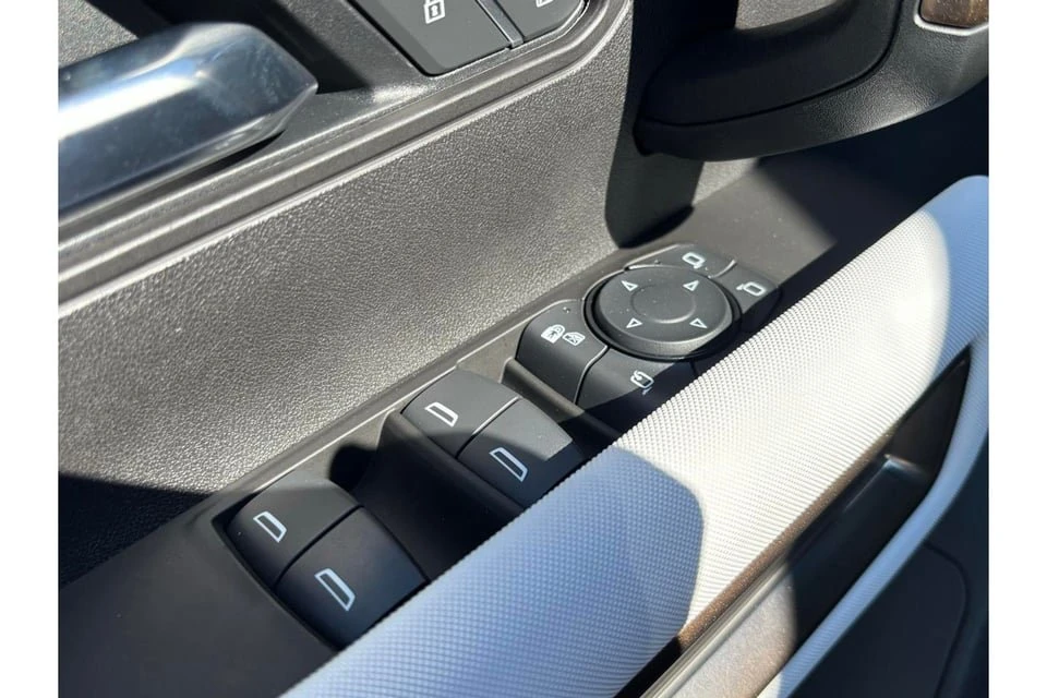 2025 GMC Hummer EV - Image 15 of 20