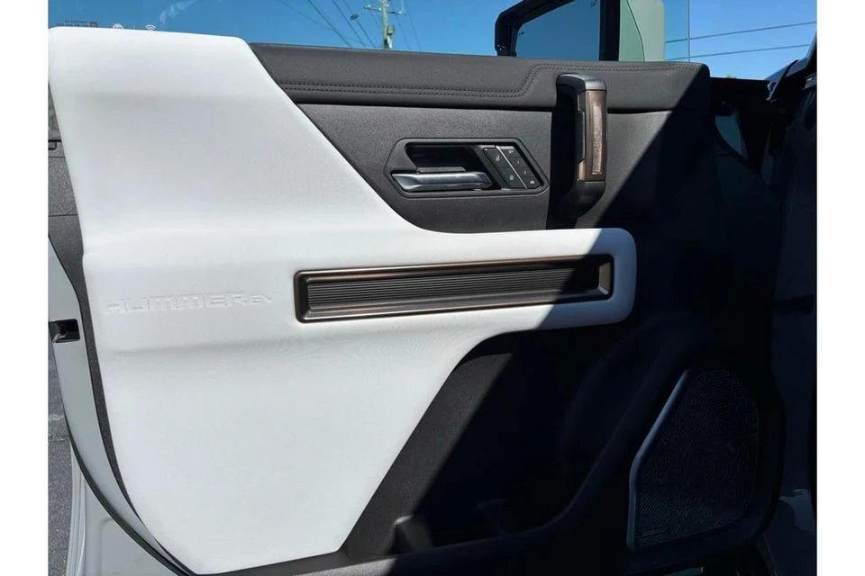 2025 GMC Hummer EV - Image 13 of 20