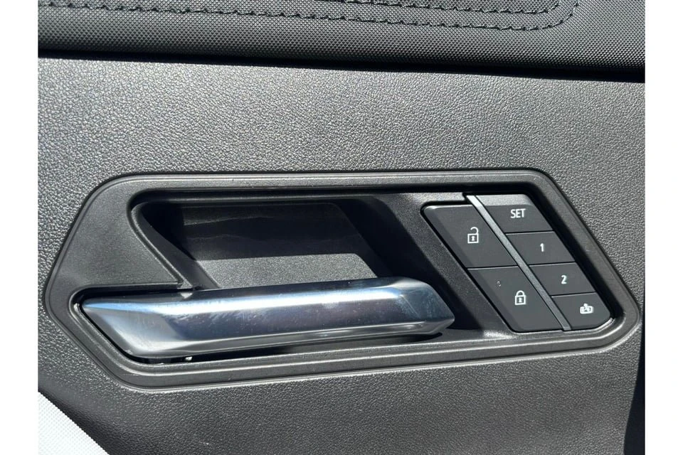 2025 GMC Hummer EV - Image 14 of 20