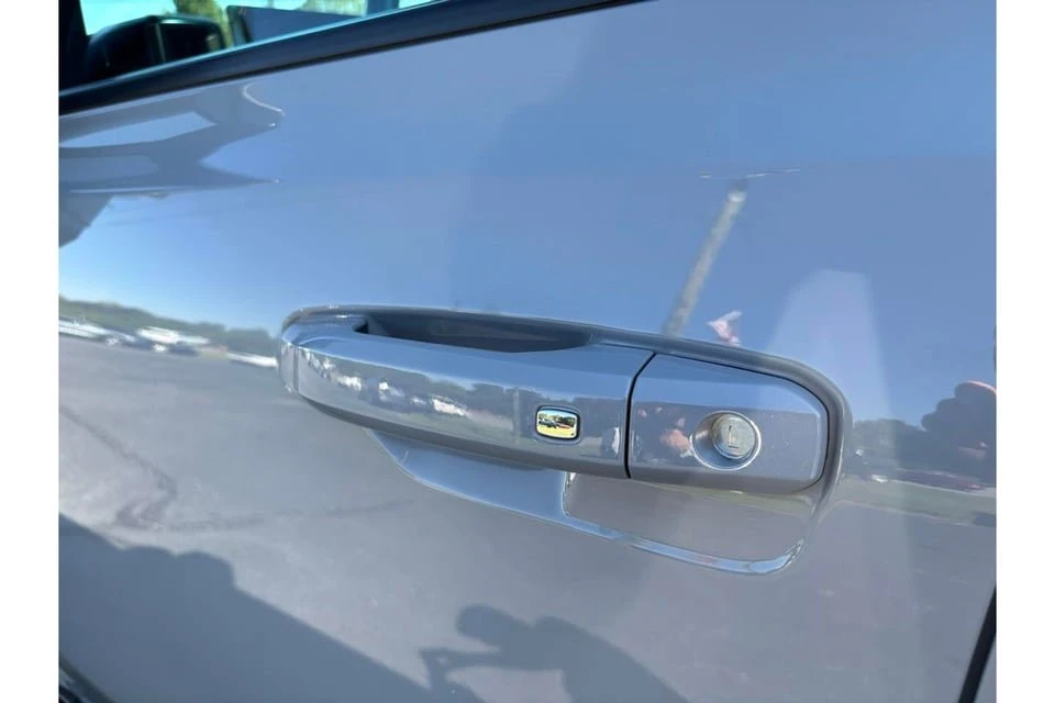 2025 GMC Hummer EV - Image 11 of 20
