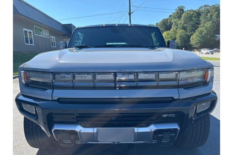 2025 GMC Hummer EV - Image 10 of 20