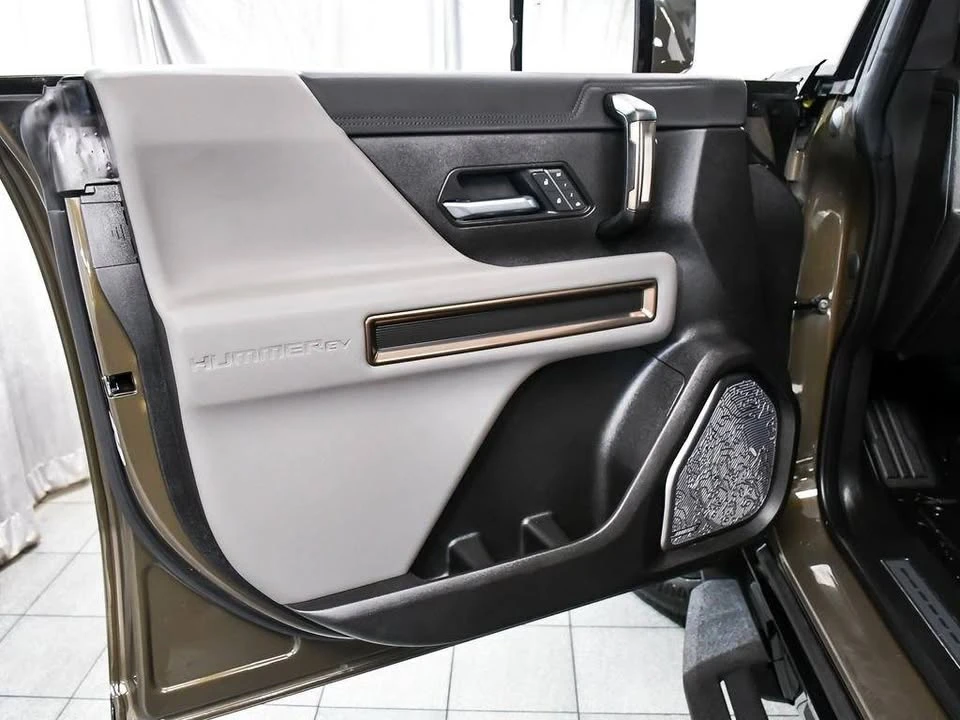 2025 GMC Hummer EV - Image 10 of 20