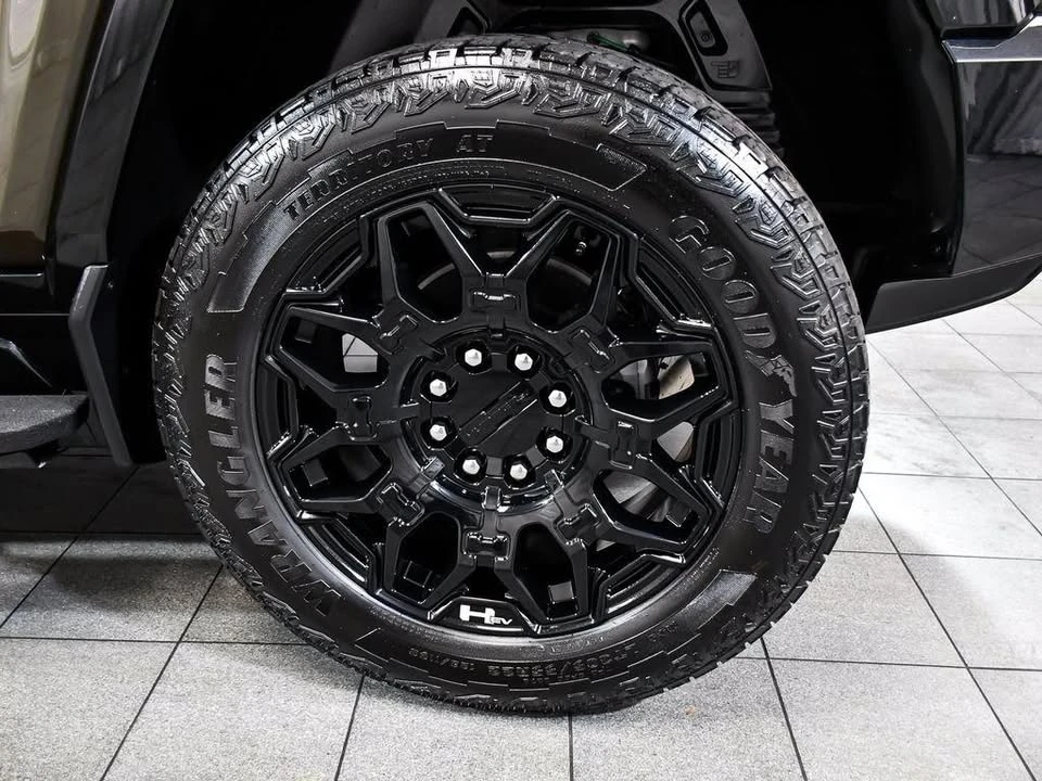 2025 GMC Hummer EV - Image 9 of 20