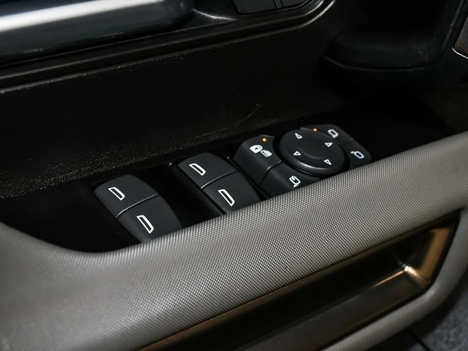 2025 GMC Hummer EV - Image 11 of 20
