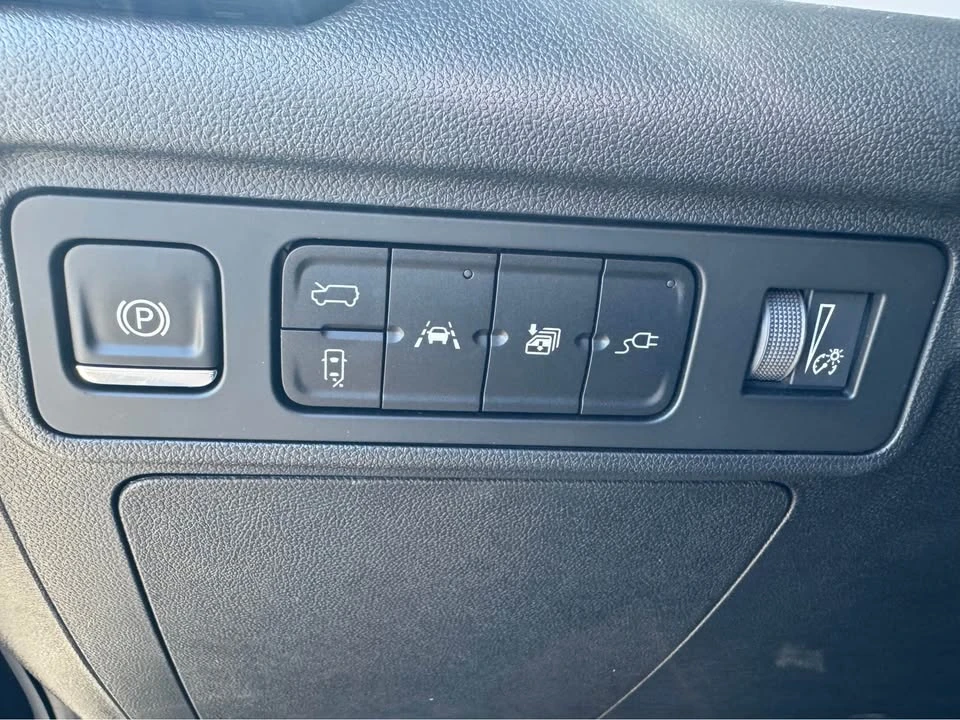 2025 GMC Hummer EV - Image 16 of 19