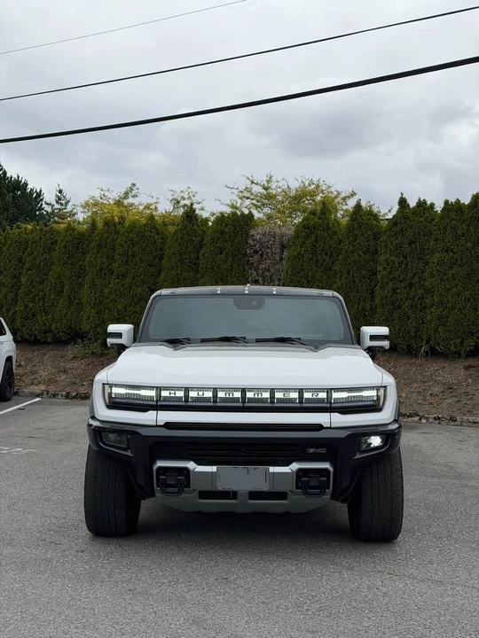 2025 GMC Hummer EV - Image 9 of 10