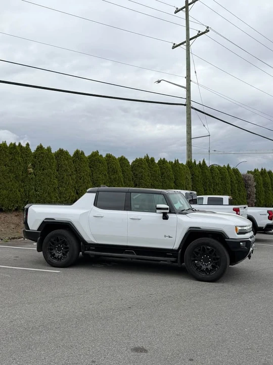 2025 GMC Hummer EV - Image 8 of 10