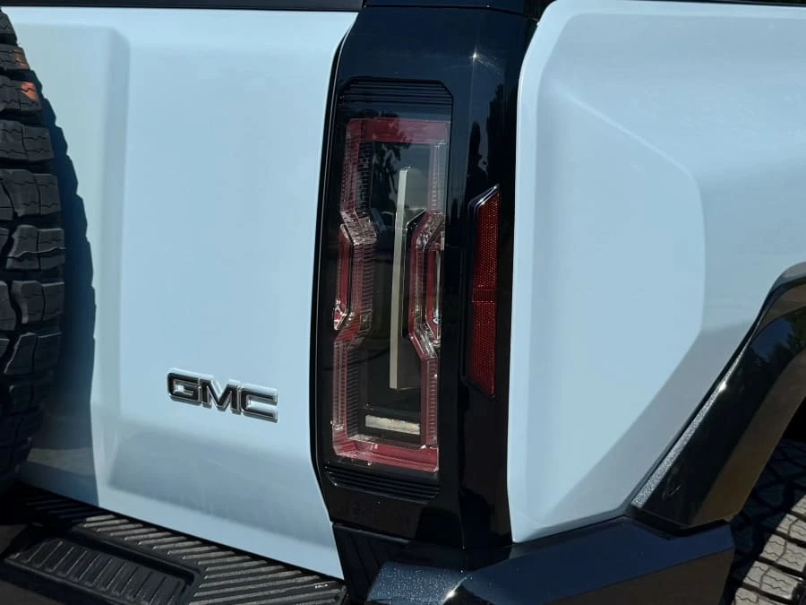 2025 GMC Hummer EV - Image 26 of 31