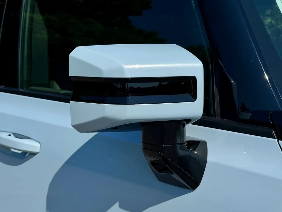 2025 GMC Hummer EV - Image 19 of 31