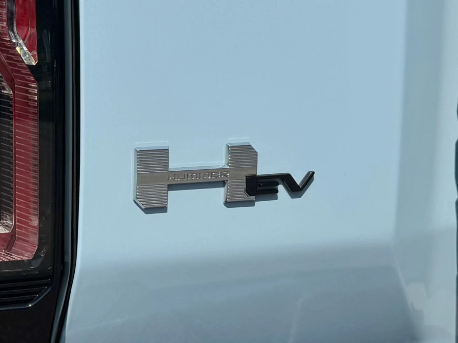 2025 GMC Hummer EV - Image 28 of 31