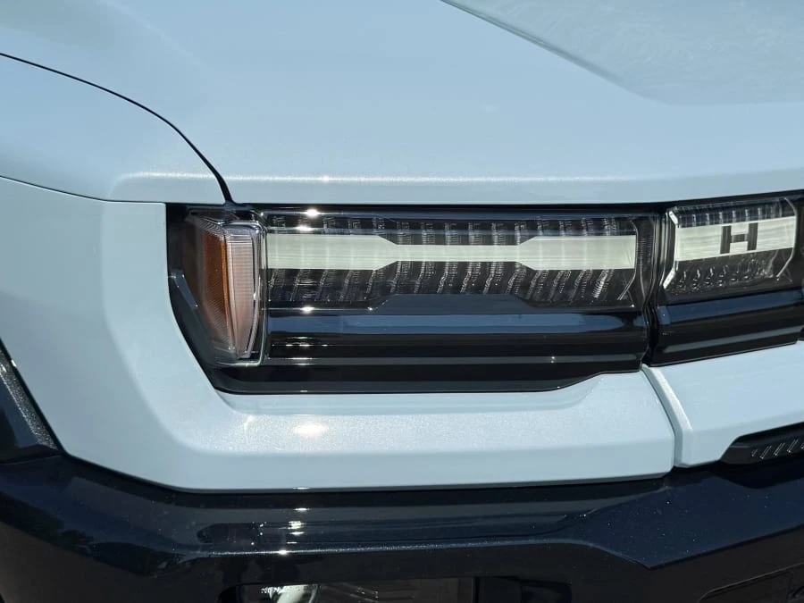 2025 GMC Hummer EV - Image 22 of 31