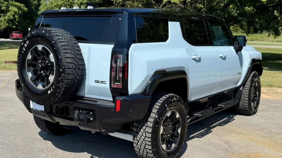 2025 GMC Hummer EV - Image 4 of 31