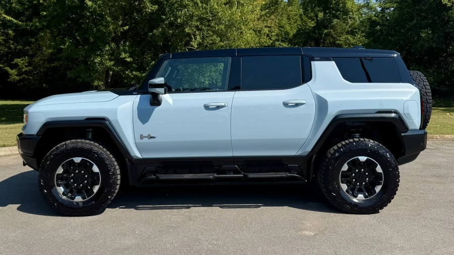 2025 GMC Hummer EV - Image 7 of 31
